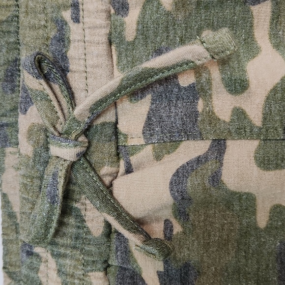 Joe's Jeans Girls Green Camo Dolphin Hem Sweat Shorts, Size 5 ~ EUC - Picture 3 of 5